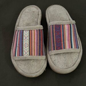 Isotoner Machine Washable Slippers Women’s Size 7.5/8 Great Condition